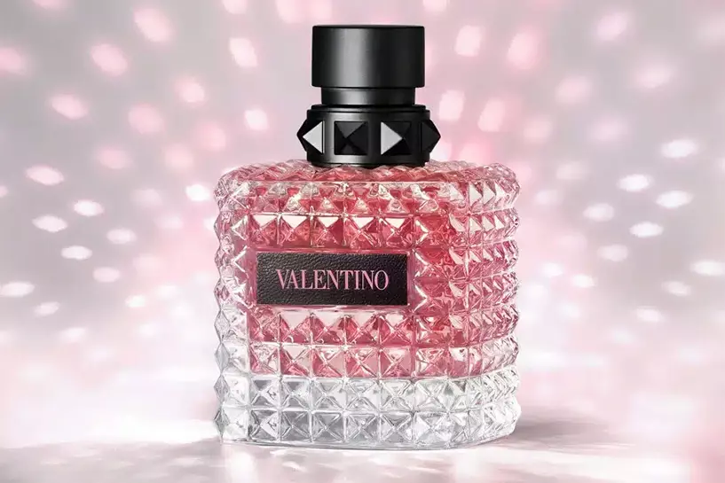 Desprende una esencia vibrante con el delicado aroma del jazmín sambac de Born In Roma Donna EDP