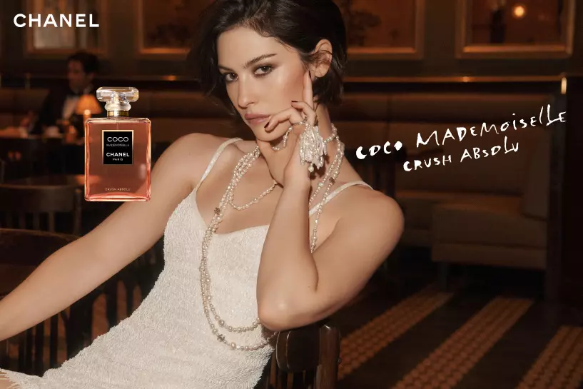 D&eacute;jate llevar por las notas ambarinas de la nueva fragancia COCO MADEMOISELLE CRUSH ABSOLU.