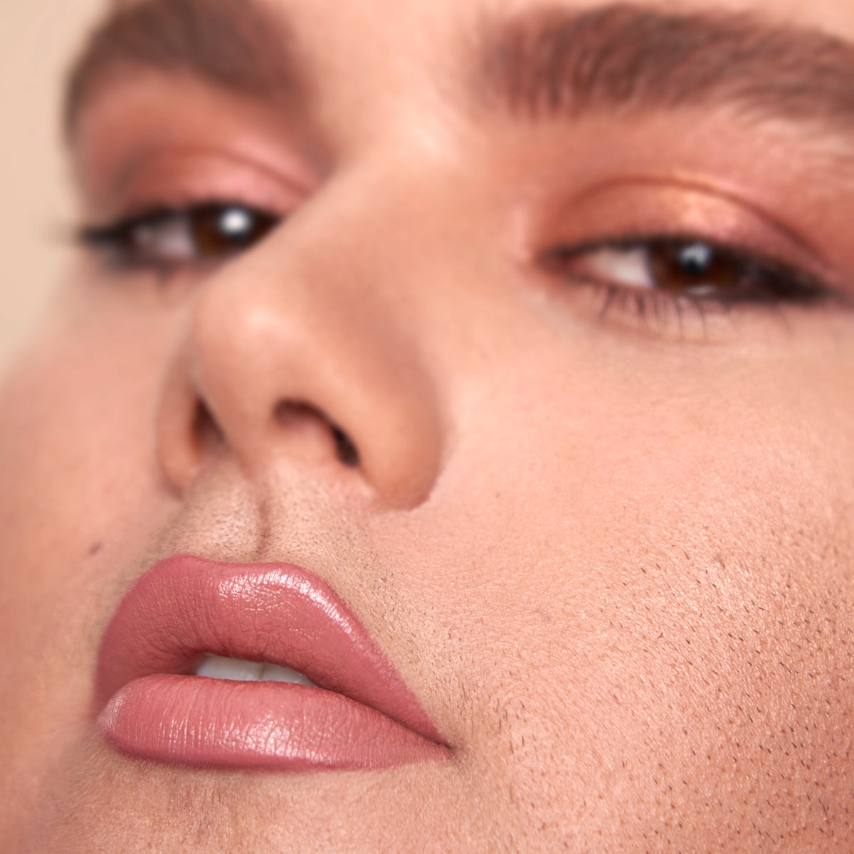 POWER BULLET CREAM GLOW HYDRATING LIPSTICK (LABIAL EN BARRA)