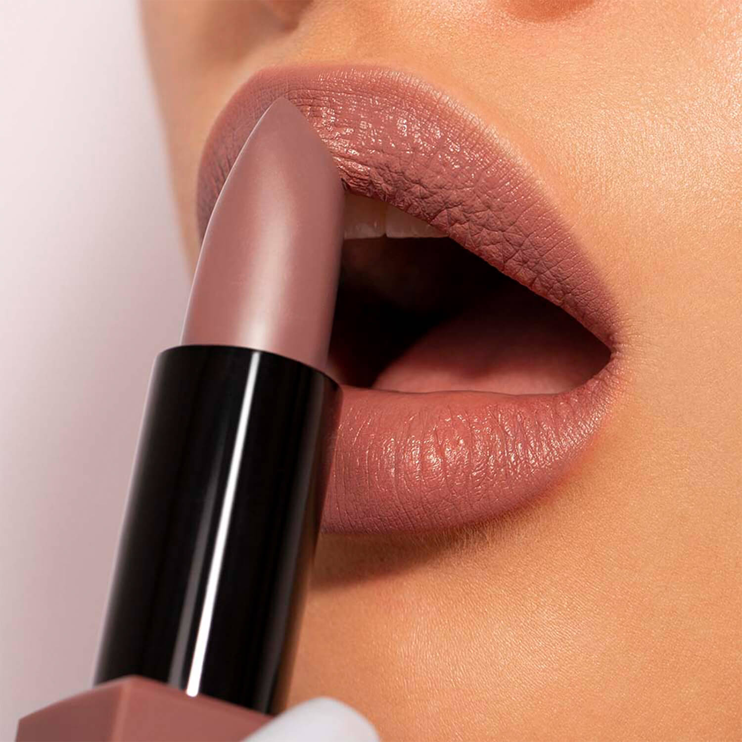 THE LIPSTICK (LABIAL EN BARRA)
