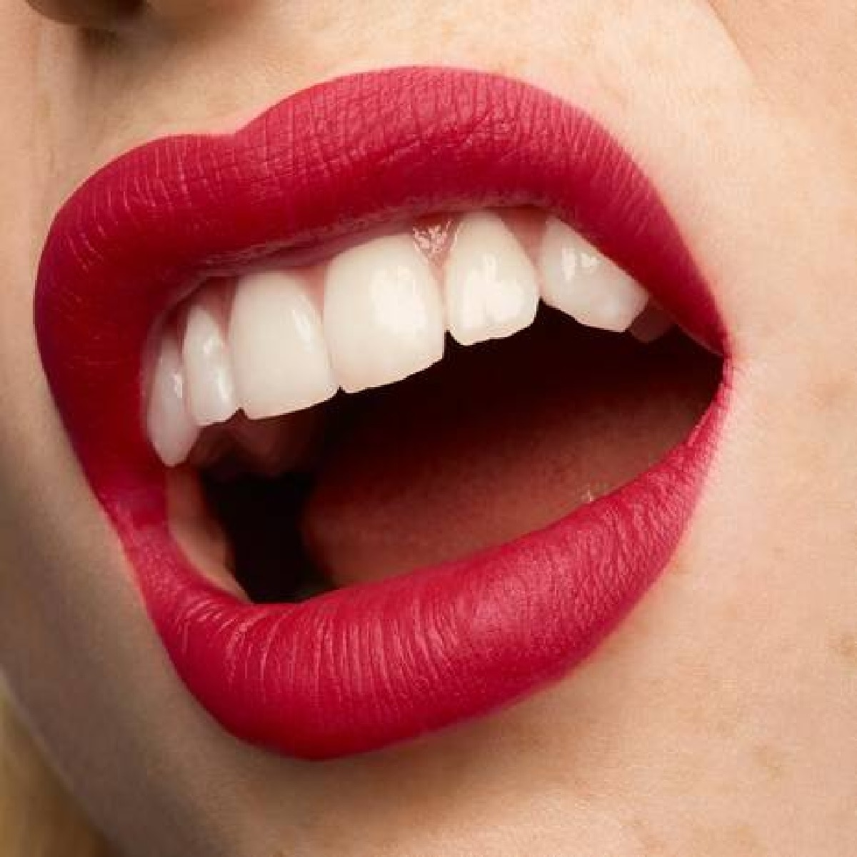 THE SLIM VELVET RADICAL MATTE LIPSTICK (LABIAL SEMI MATE)