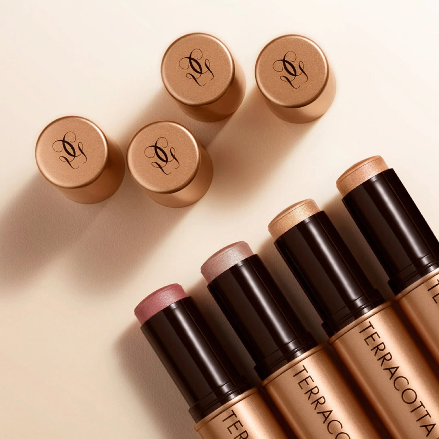 Iluminador en barra Terracotta Highlighter Stick de Guerlain en Sephora de México.