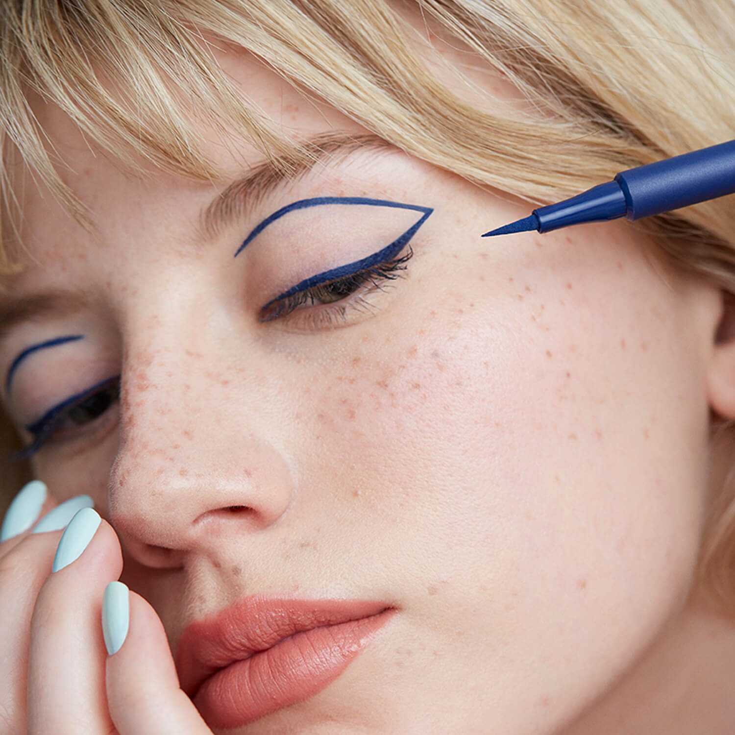 THE COLOR PEN EYELINER (DELINEADOR DE OJOS DE COLORES)