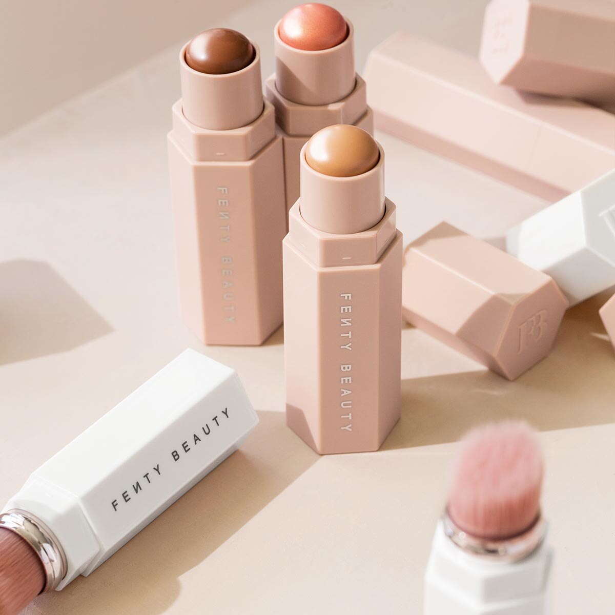 Iluminador MATCH STIX SHIMMER SKINSTICK Fenty Beauty en Sephora México