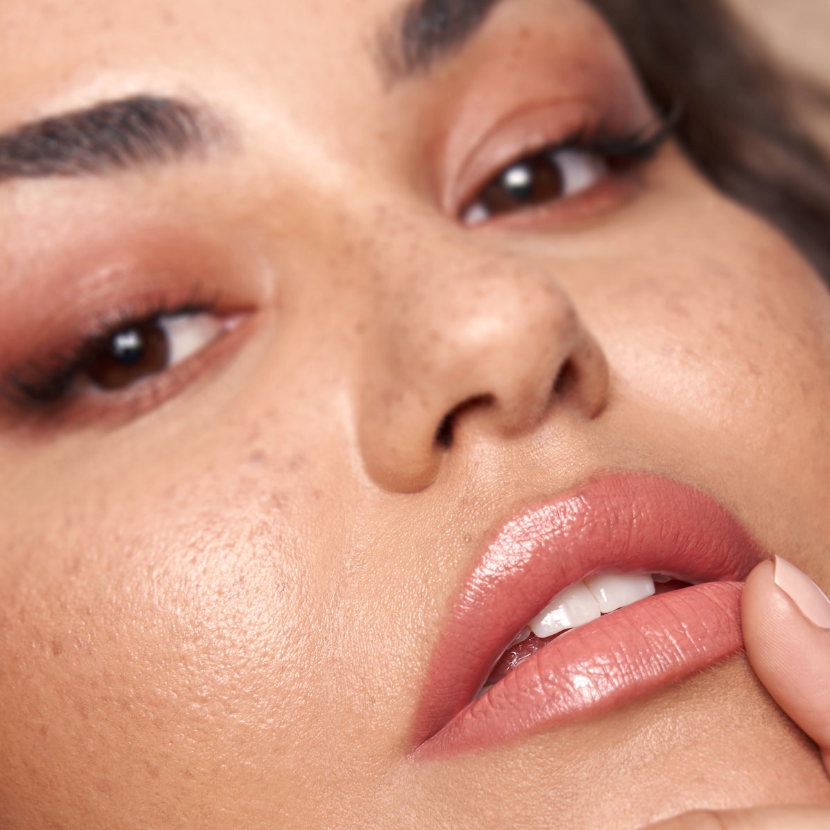 POWER BULLET CREAM GLOW HYDRATING LIPSTICK (LABIAL EN BARRA)