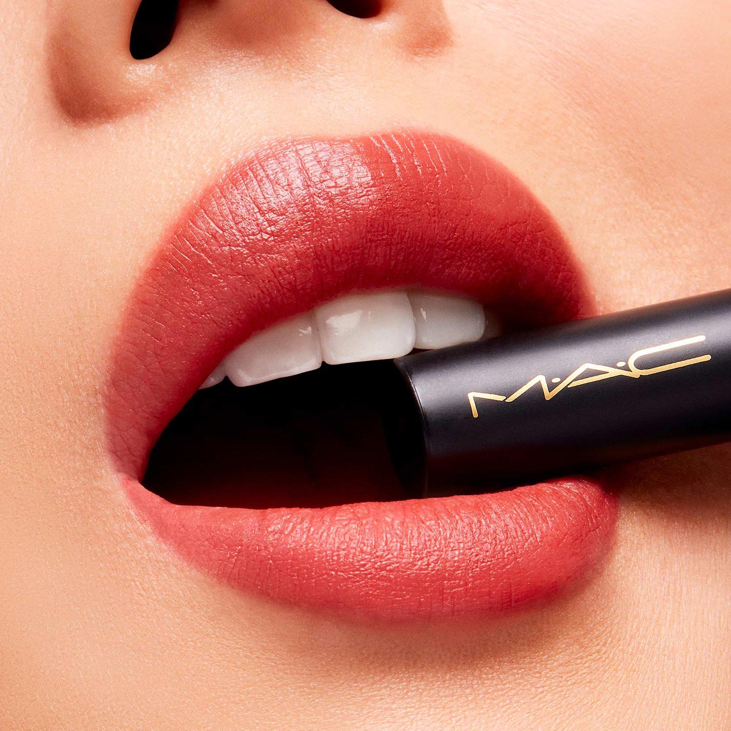 POWDER KISS VELVET BLUR SLIM STICK MAC (LABIAL)