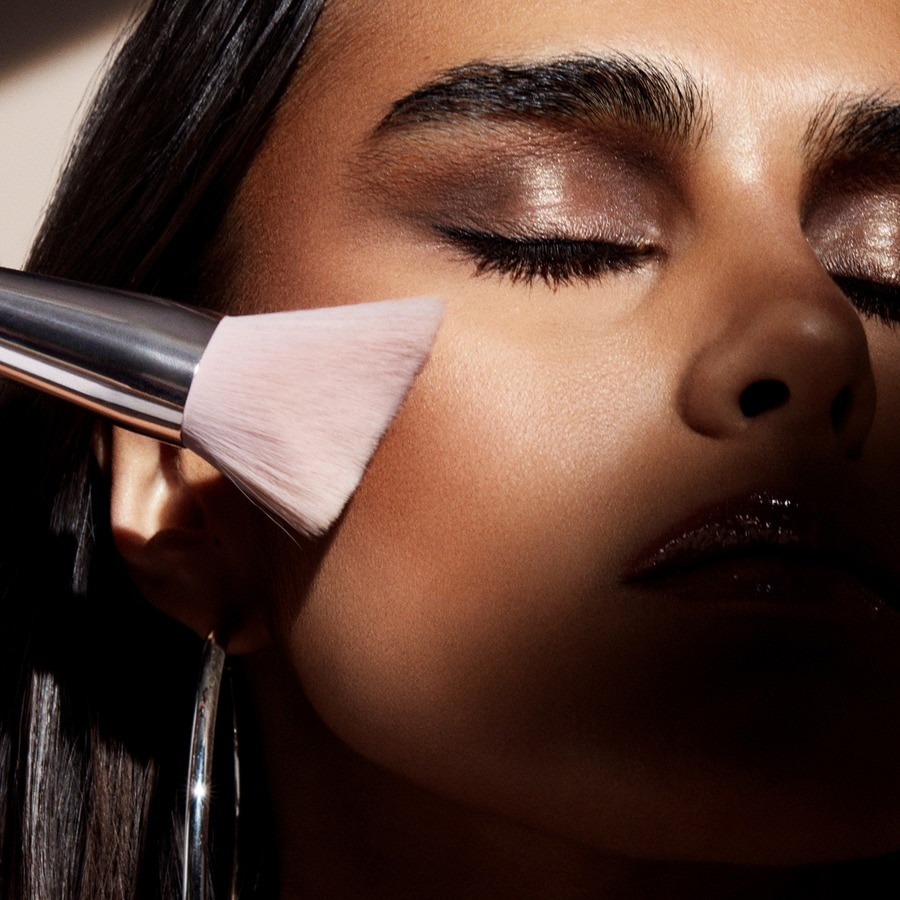 CHEEK HUGGING BRONZER BRUSH 190 es una brocha asim tricay s per