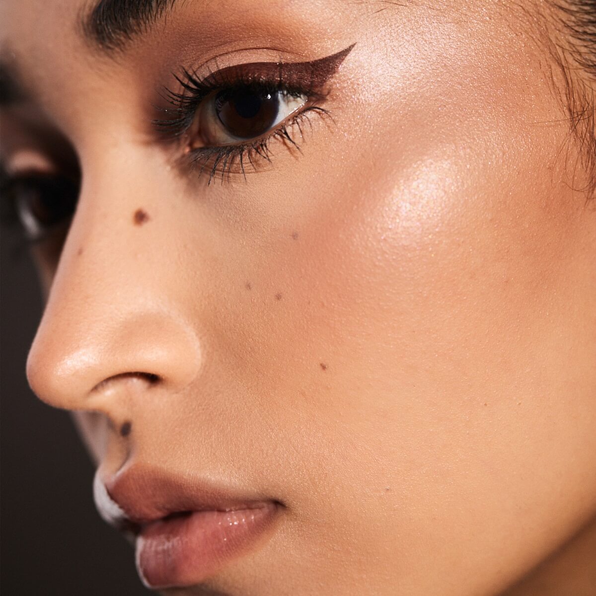 FLYLINER LONGWEAR LIQUID EYELINER (DELINEADOR DE OJOS)