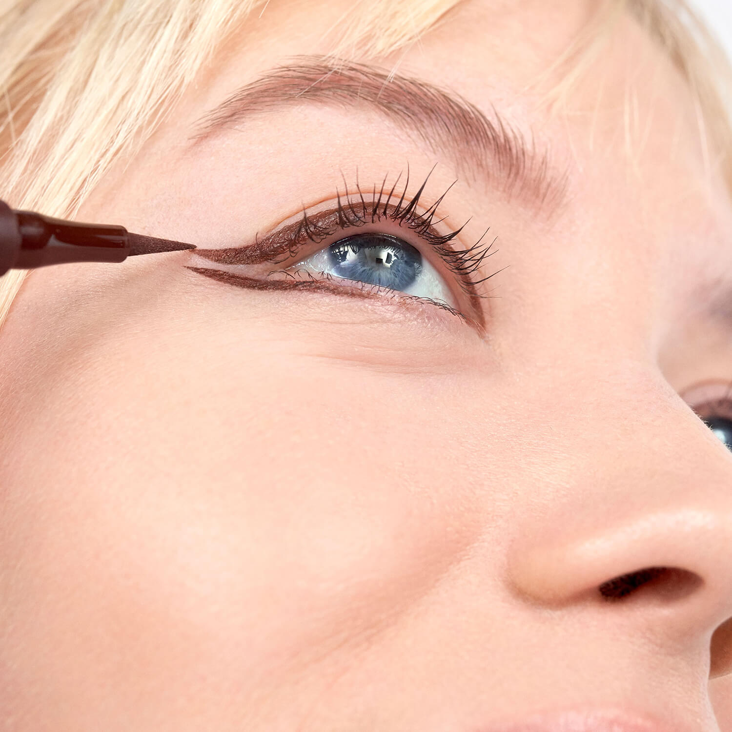 THE COLOR PEN EYELINER (DELINEADOR DE OJOS DE COLORES)