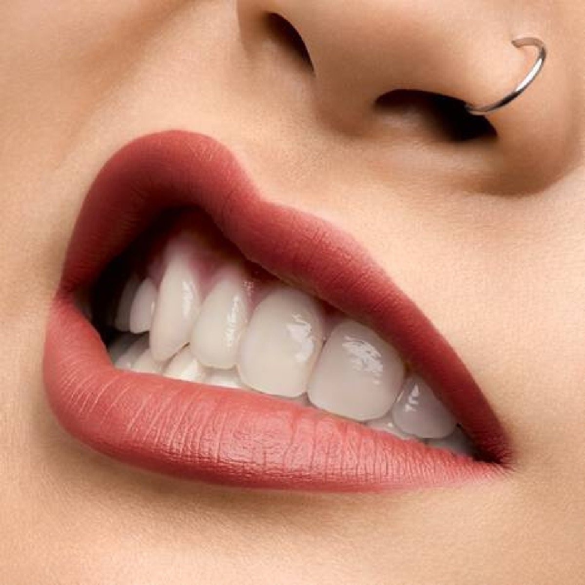 THE SLIM VELVET RADICAL MATTE LIPSTICK (LABIAL SEMI MATE)