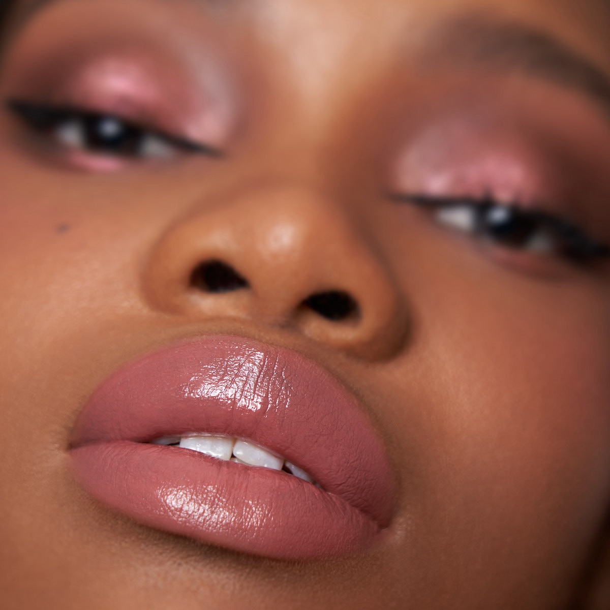 POWER BULLET CREAM GLOW HYDRATING LIPSTICK (LABIAL EN BARRA)