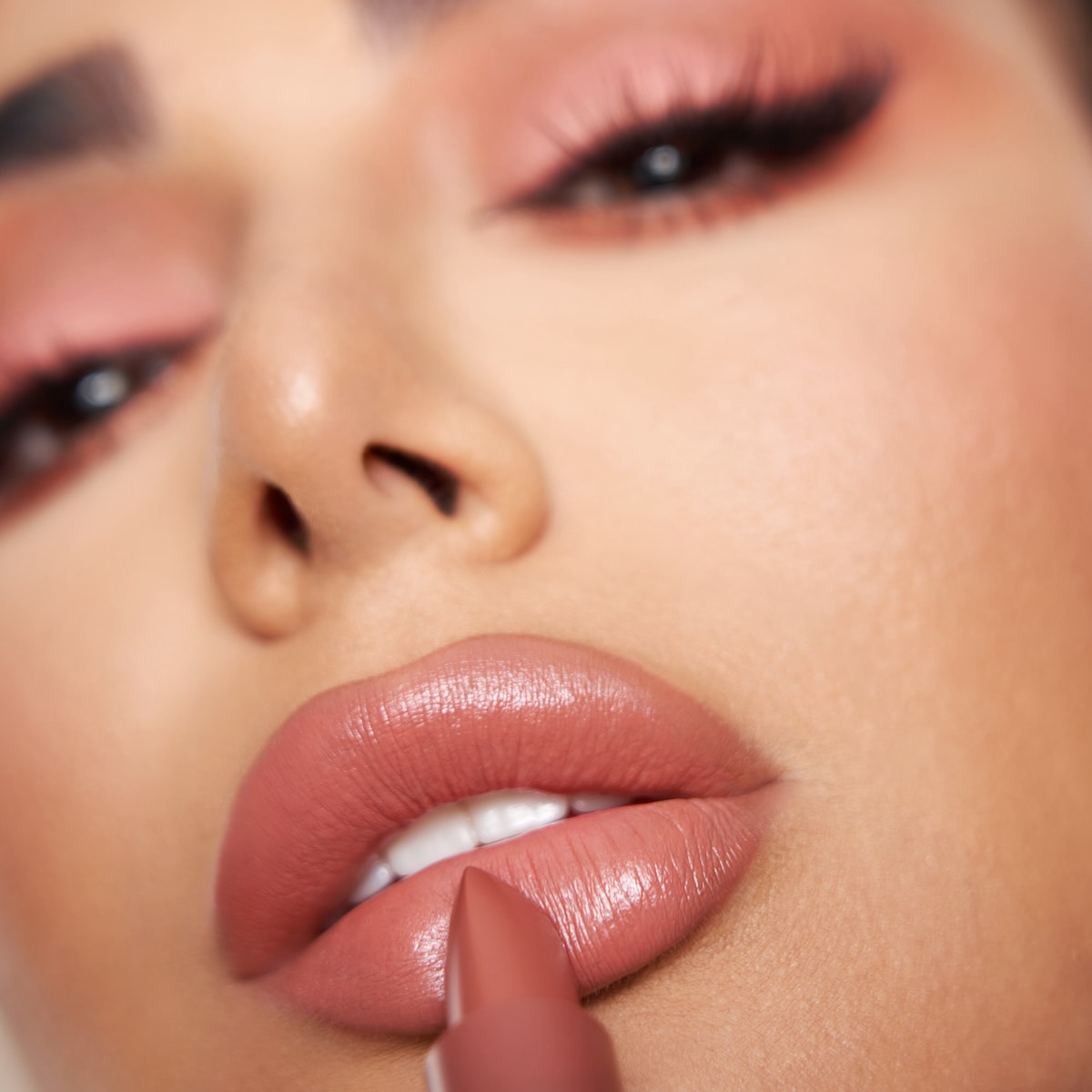 POWER BULLET CREAM GLOW HYDRATING LIPSTICK (LABIAL EN BARRA)